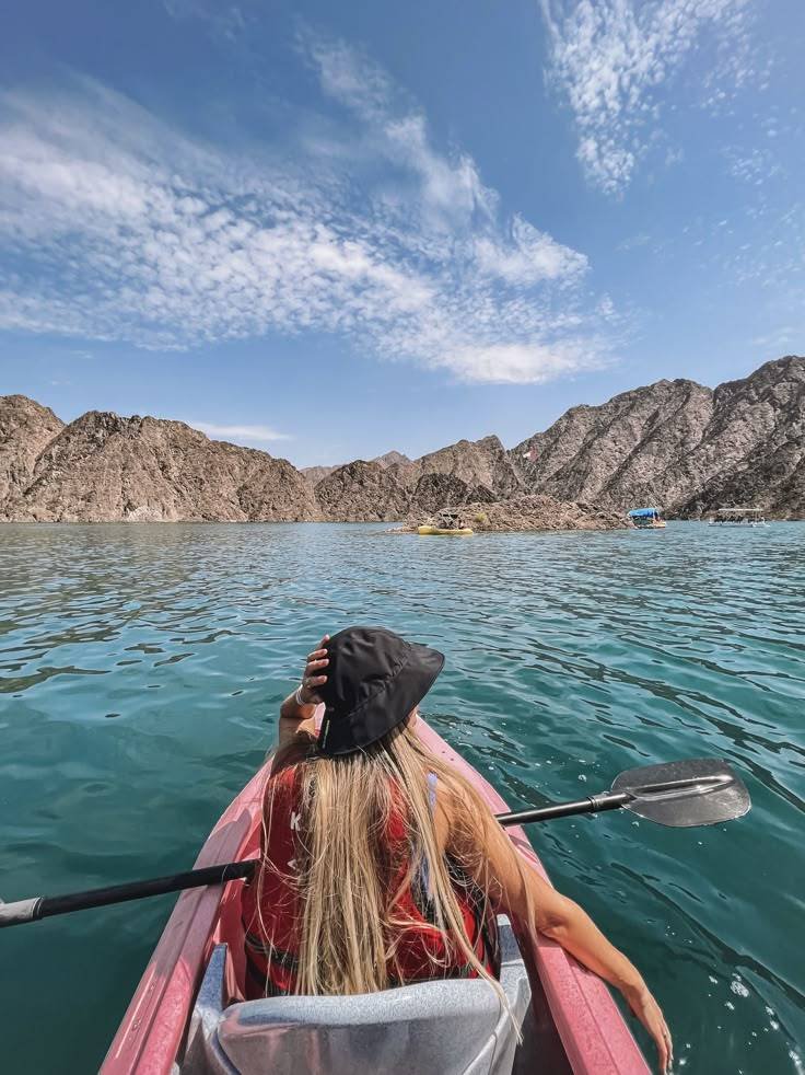 Hatta mountains and turquoise lake in the UAE